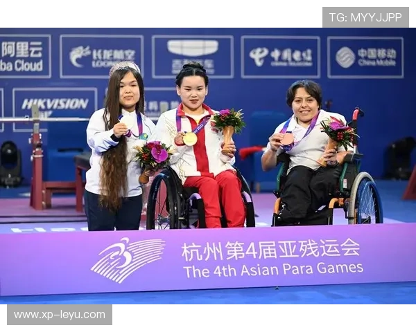 举重选手夺冠后激动落泪，家庭支持故事感动无数